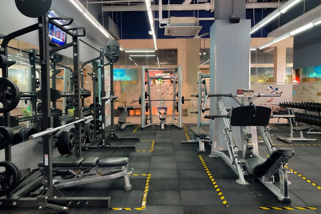 Visual image of and example of a commercial gym to help the reader seeing themselves in the gym